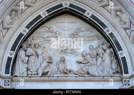 Lunetta scolpita contenente un rilievo del trionfo della Croce, da Giovanni Dupre, sopra la porta centrale della Basilica di Santa Croce a Firenze Foto Stock