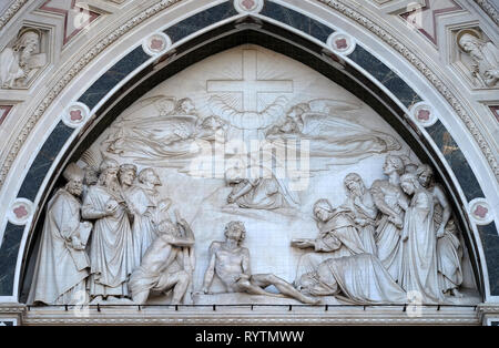 Lunetta scolpita contenente un rilievo del trionfo della Croce, da Giovanni Dupre, sopra la porta centrale della Basilica di Santa Croce a Firenze Foto Stock