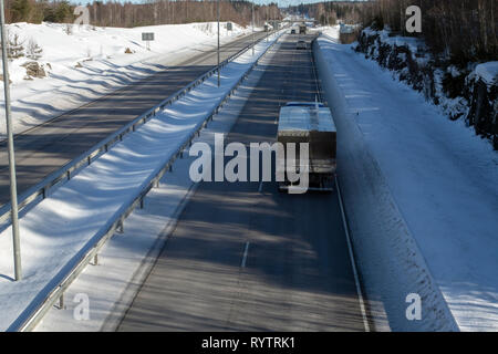 Il traffico su una autostrada, Lappeenranta FINLANDIA Foto Stock