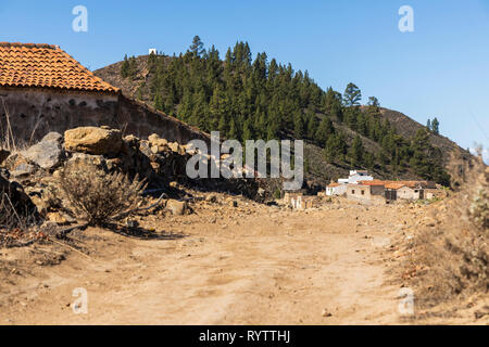 Traccia di sporco attraverso il villaggio rurale di Las Fuentes, Guia de Isora, Tenerife, Isole Canarie, Spagna Foto Stock