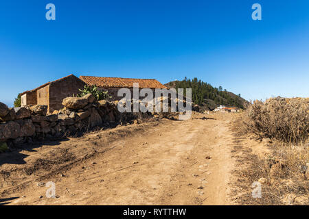 Traccia di sporco attraverso il villaggio rurale di Las Fuentes, Guia de Isora, Tenerife, Isole Canarie, Spagna Foto Stock