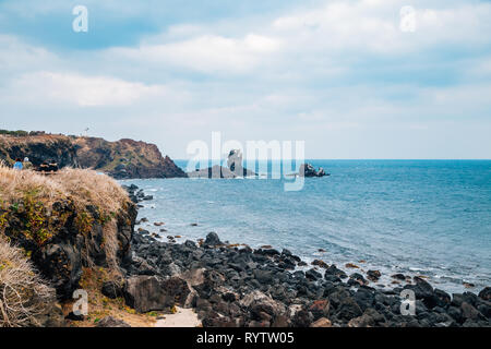 Seopjikoji mare e formazione di roccia in Jeju Island, Corea Foto Stock