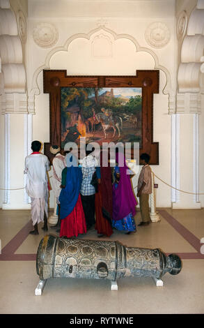 Jodhpur, Rajasthan, India, 08/31/2006: gruppo di indiani guardando un dipinto del Forte Mehrangarh museum di Jodhpur Foto Stock