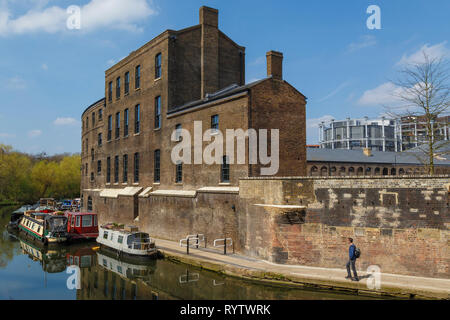 La conversione del carbone ufficio edificio accanto a Regents Canal Alzaia a St Pancras, London, Regno Unito. Il gasometro appartamenti in background. Foto Stock