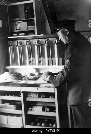 Trasporti / trasporto, aviazione, personale, personale di volo, cabin crew steward Hove nella cucina di un Junkers G 38 della tedesca Lufthansa, più tardi 1930s, Additional-Rights-Clearance-Info-Not-Available Foto Stock