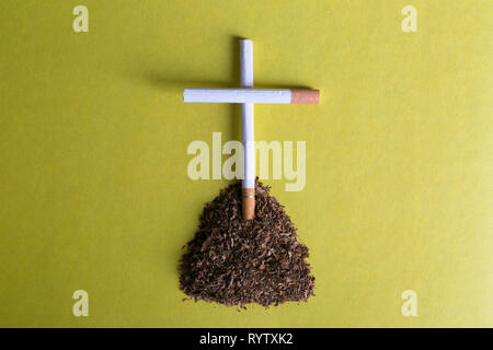 La tomba di un fumatore da una montagna di tabacco e due sigarette. Foto Stock