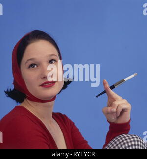 Donne, persone e ritratto di una donna in rosso avvolgere parte superiore e in una pantaloni Capri con maglia con pastore plaid, moda degli anni cinquanta, Additional-Rights-Clearance-Info-Not-Available Foto Stock