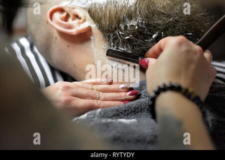 L uomo dalla barba di donna barbiere Foto Stock