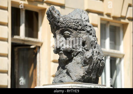 Busto di Vlad Tepes (voivode di Valacchia Vlad l'Impalatore ispirato per Bram Stoker's Dracula) in Cetatea Sighisoara (fortificate centro storico di Sospiro Foto Stock