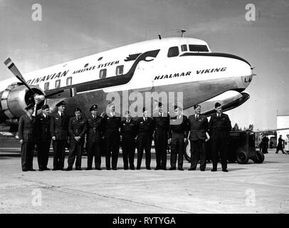 Trasporti / trasporto, aviazione, personale, piloti del SAS Skandinavian Airlines da Danimarca, Norvegia e Svezia, nella parte anteriore del Douglas DC-6B Hjalmar Viking, anni cinquanta, Additional-Rights-Clearance-Info-Not-Available Foto Stock