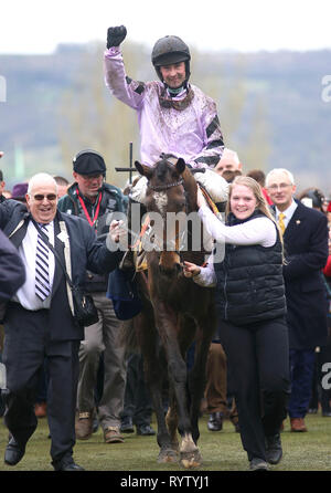 Jockey Nico de Boinville celebra la vittoria in JCP trionfo ostacolo durante la Gold Cup giorno del 2019 Cheltenham Festival a Cheltenham Racecourse. Foto Stock