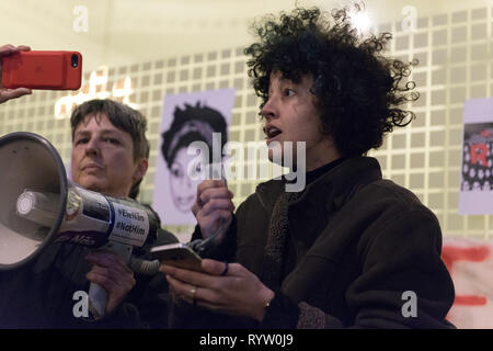 Una donna visto che parla rivolgendosi agli assistenti durante la Veglia in memoria di un attivista brasiliana Marielle Franco. I dimostranti si sono riuniti al di fuori dell'ambasciata brasiliana a Londra per onorare la vita e l eredità di attivista brasiliana Marielle Franco che era apertamente critico nei confronti della brutalità della polizia e le uccisioni extragiudiziali contro favela residenti. Franco è stato assassinato per la sua attività politica insieme con il suo autista Anderson Gomes su Marzo 14, 2018 a Rio de Janeiro in Brasile. Durante la veglia ha affrontato gli assistenti e rivendicato giustizia e hanno chiesto la fine dell'impunità in Franco cri Foto Stock