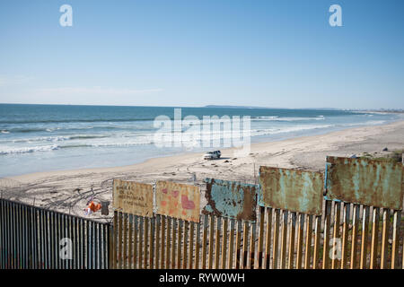 Stati Uniti Pattuglia di Confine è visto bloccare la parete in corrispondenza della US-frontiera messico dopo un grande gruppo taglio attraverso la parete , in fuga verso gli Stati Uniti. Nel febbraio 2019, circa 76.000 sono fuggiti dal sud del confine con gli Stati Uniti al fine di trovare una migliore live. Foto Stock