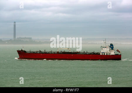 L'olio,Chemical,Tanker,Perseo N, registrati, Monrovia, Solent, Fawley,l'olio,raffineria, Southampton, Cowes, Isle of Wight, Hampshire, Inghilterra, Regno Unito, Foto Stock