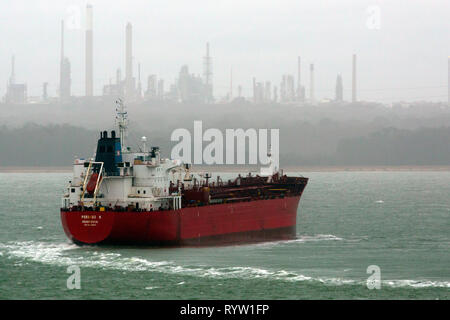 L'olio,Chemical,Tanker,Perseo N, registrati, Monrovia, Solent, Fawley,l'olio,raffineria, Southampton, Cowes, Isle of Wight, Hampshire, Inghilterra, Regno Unito, Foto Stock