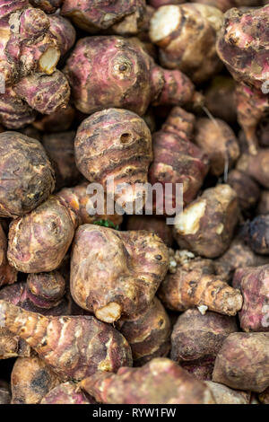 Carciofi in vendita. Il famoso Mercato di Borough, un nuovo mercato alimentare di vendita di tutti i tipi di frutta e verdura, pesce e carne. Londra Foto Stock