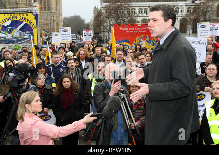 Mark Serwotka, PC Gen-Sec sul bilancio giorno per proteggere i posti di lavoro e servizi pubblici. Westminster, Londra. . 24.3.10 Foto Stock