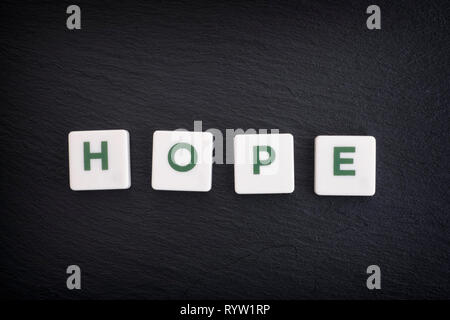 Parola di speranza su un nero ardesia sfondo. Close up. Foto Stock