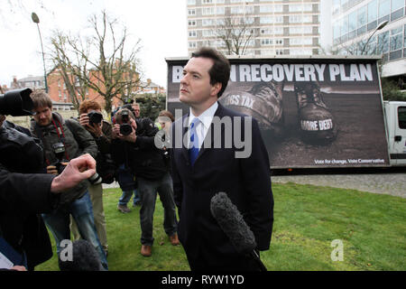 George Osborne MP parlare alla stampa. Svela un nuovo Partito Conservatore poster della campagna. HQ conservatore. Londra. 5.4.10 Foto Stock