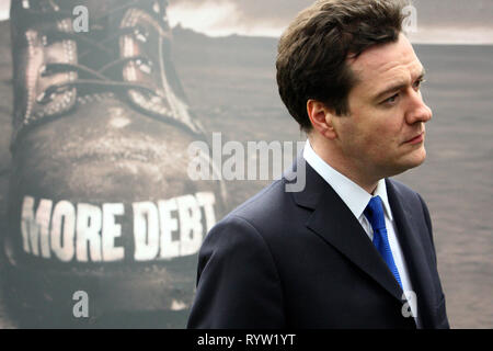 George Osborne MP parlare alla stampa. Svela un nuovo Partito Conservatore poster della campagna. HQ conservatore. Londra. 5.4.10 Foto Stock