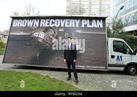 George Osborne MP parlare alla stampa. Svela un nuovo Partito Conservatore poster della campagna. HQ conservatore. Londra. 5.4.10 Foto Stock