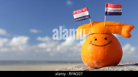 Frutta di arancia e Paesi Bassi mini bandiera con testo: KONINGSDAG - Kings giorno. Foto Stock
