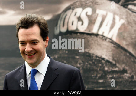 George Osborne MP parlare alla stampa. Svela un nuovo Partito Conservatore poster della campagna. HQ conservatore. Londra. 5.4.10 Foto Stock