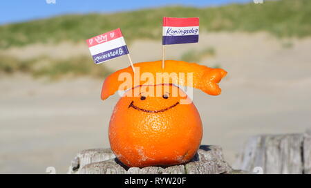 Frutta di arancia e Paesi Bassi mini bandiera con testo: KONINGSDAG - Kings giorno. Foto Stock
