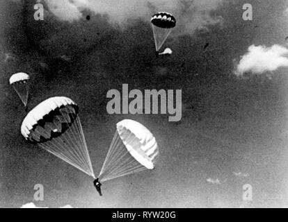 Sport, paracadutismo acrobatico, Sovietici paracadutisti di esecuzione di salto di massa, air show, Mosca, 25.7.1948, Additional-Rights-Clearance-Info-Not-Available Foto Stock