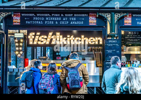 Pesce!! Il famoso Mercato di Borough, un nuovo mercato alimentare di vendita di tutti i tipi di frutta e verdura, pesce e carne. Londra Foto Stock