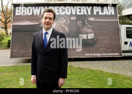 George Osborne MP parlare alla stampa. Svela un nuovo Partito Conservatore poster della campagna. HQ conservatore. Londra. 5.4.10 Foto Stock