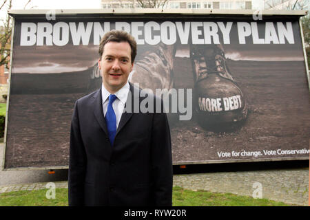 George Osborne MP parlare alla stampa. Svela un nuovo Partito Conservatore poster della campagna. HQ conservatore. Londra. 5.4.10 Foto Stock