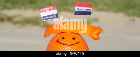 Frutta di arancia e Paesi Bassi mini bandiera con testo: KONINGSDAG - Kings giorno. Foto Stock