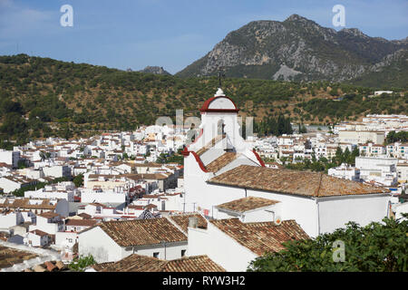 Vista panoramica della città di Ubrique, Cadice. Spagna. Villaggi Bianchi di Andalusia nel parco naturale di Alcornocales. Foto Stock