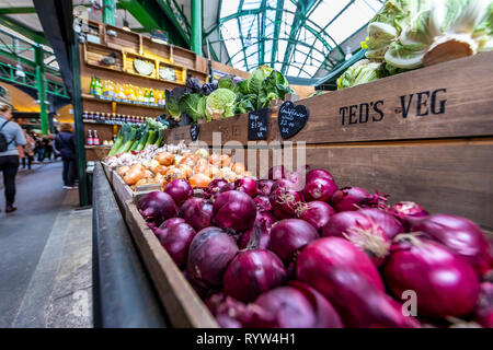 Il famoso Mercato di Borough, un nuovo mercato alimentare di vendita di tutti i tipi di frutta e verdura, pesce e carne. Londra Foto Stock