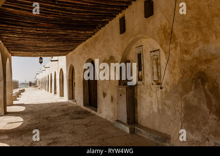 Il passaggio coperto in corrispondenza della facciata del castello di Aqeer, Arabia Saudita Foto Stock