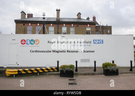 Cardiovascolari risonanza magnetica Scanner e Royal Brompton & Harefield NHS Foundation Trust digital signage Foto Stock