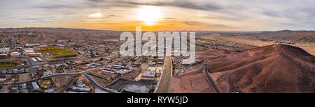 Vista aerea di Barstow comunità una città residenziale di case e proprietà commerciale comunità Deserto Mojave California USA al tramonto Foto Stock