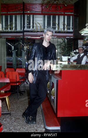 Regista americano Jim Jarmusch in francese café La Coquille, situato in rue de la Coquillière nel 1 ° arrondissement. Parigi, 1984 Foto Stock