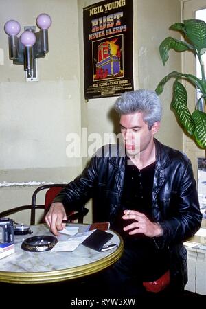 Regista americano Jim Jarmusch in francese café La Coquille, situato in rue de la Coquillière nel 1 ° arrondissement. Parigi, 1984 Foto Stock