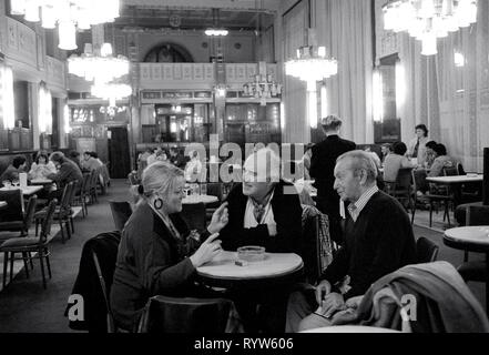 Marianne Sägebrecht, Michel Piccoli e Jirí Weiss sul set del film 'Martha et moi" diretto da Jiri Weiss. Praga, 1989 Foto Stock