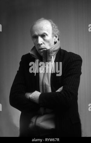 Ritratto di Eric Rohmer durante le riprese del film "Les Nuits de la pleine lune" nel 1984. Foto Stock