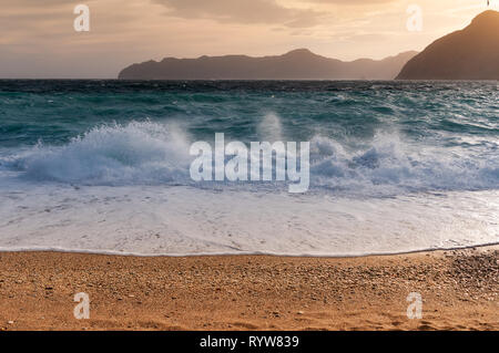 Onde in spiaggia Foto Stock