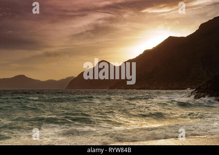 Tramonto nella spiaggia di Cartagena in Murcia, Spagna Foto Stock