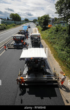 Essen, la zona della Ruhr, Renania settentrionale-Vestfalia, Germania - la costruzione di strade, lavori di asfalto sull'autostrada A52, l'applicazione di asfalto silenzioso. Essen, Ruhrgeb Foto Stock