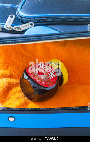 Edizione speciale giara di Valentine Marmite da Unilever, diffondere l amore di San Valentino, pranzo in valigia pronto per le vacanze Foto Stock