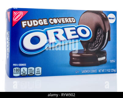 Winneconne, WI - 10 Marzo 2019: un pacchetto di Oreo fudge coperto i cookie su un sfondo isolato Foto Stock