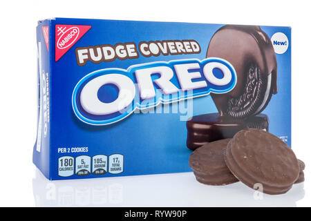 Winneconne, WI - 10 Marzo 2019: un pacchetto di Oreo fudge coperto i cookie su un sfondo isolato Foto Stock
