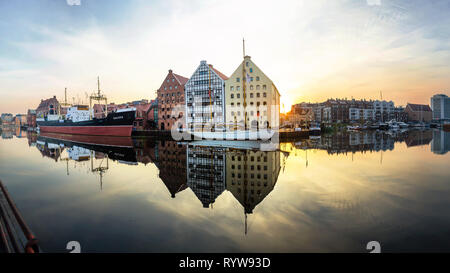 Museo marittimo nazionale e Sołdek nave presso sunrise, Gdansk, Polonia Foto Stock