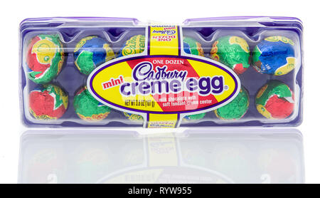 Winneconne, WI - 10 Marzo 2019: un pacchetto di mini Cadbury creme egg isolato su un background Foto Stock